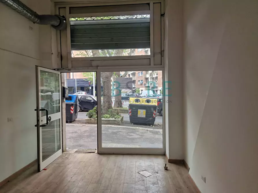Immagine 15 di Locale commerciale in affitto  in via nomentana 332 a Roma