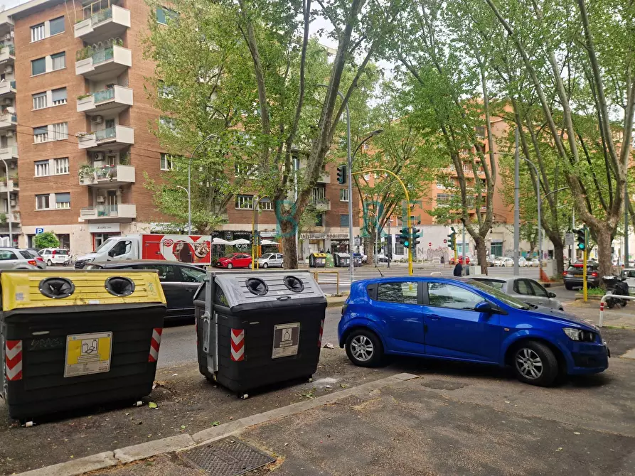 Immagine 18 di Locale commerciale in affitto  in via nomentana 332 a Roma