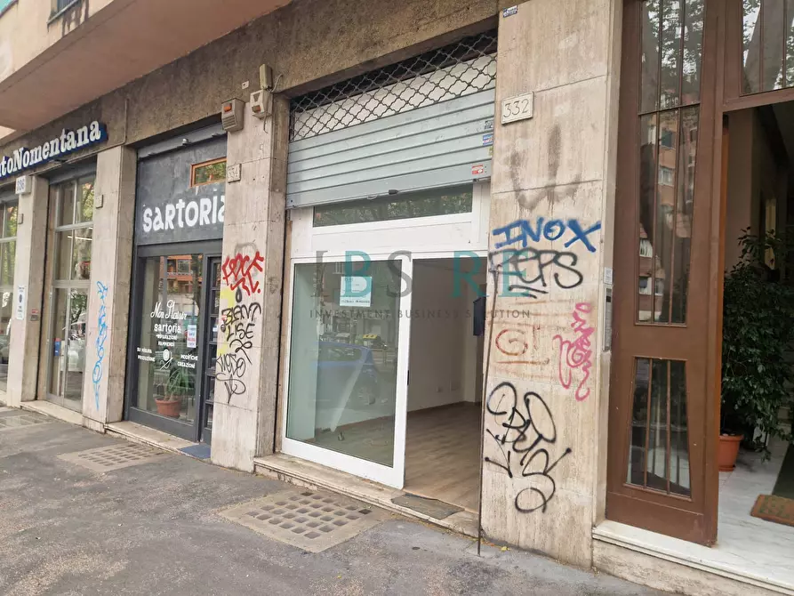 Immagine 19 di Locale commerciale in affitto  in via nomentana 332 a Roma