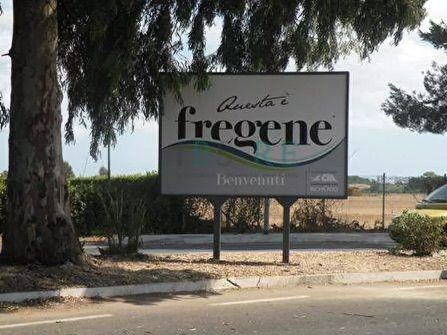 Immagine 3 di Locale commerciale in vendita  in Viale della Pineta di Fregene a Fiumicino