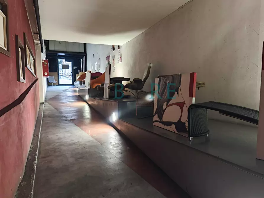 Immagine 7 di Locale commerciale in vendita  in via Ostiense 83-95 a Roma