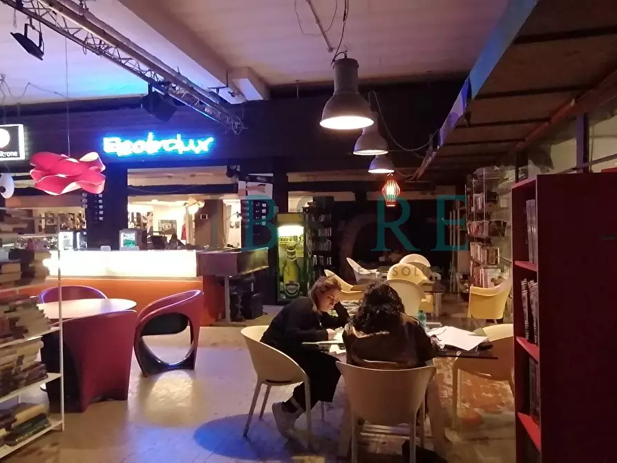 Immagine 12 di Locale commerciale in vendita  in via Ostiense 83-95 a Roma