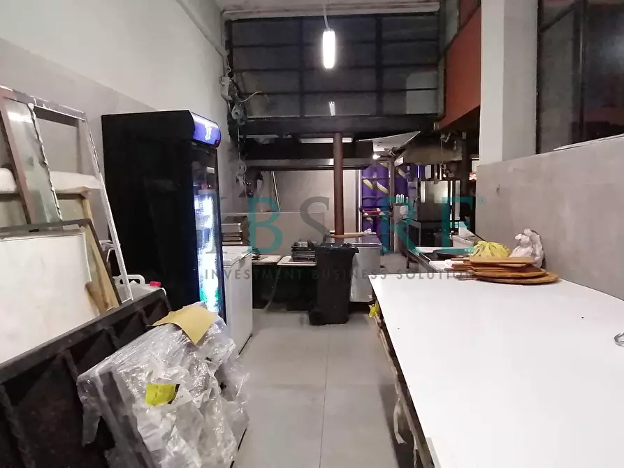 Immagine 14 di Locale commerciale in vendita  in via Ostiense 83-95 a Roma