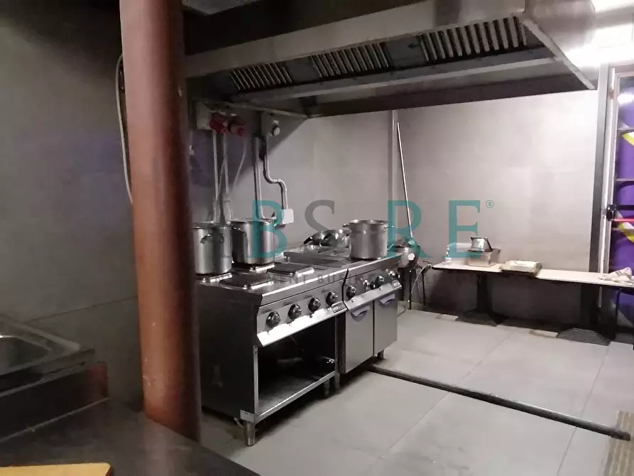 Immagine 15 di Locale commerciale in vendita  in via Ostiense 83-95 a Roma