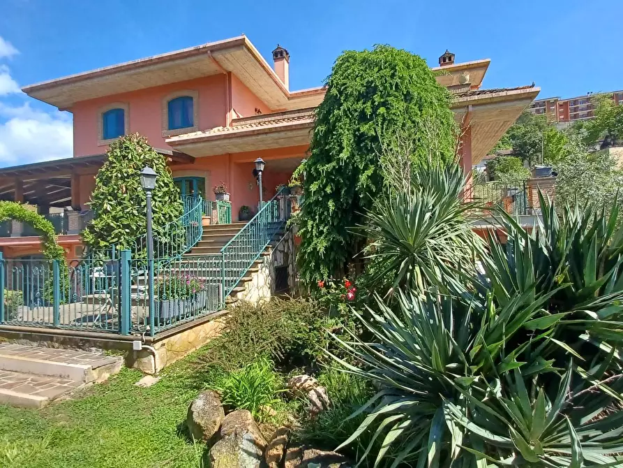 Immagine 1 di Villa in vendita  in Via Aldo Moro 27 a Alatri