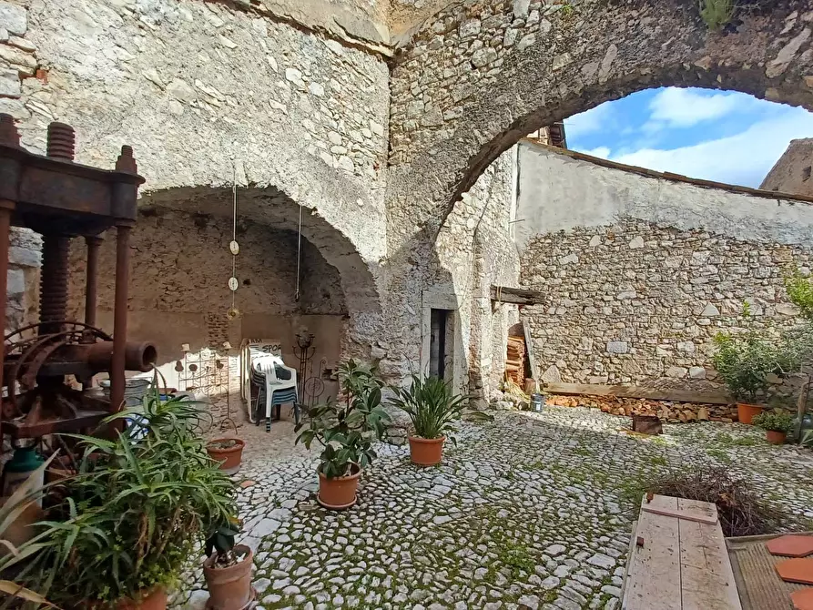 Immagine 49 di Appartamento in vendita  in piazza del Duomo a Bassiano