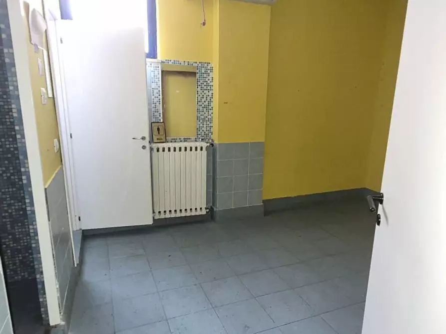 Immagine 9 di Locale commerciale in vendita  in via degli anemoni 12 a Alatri