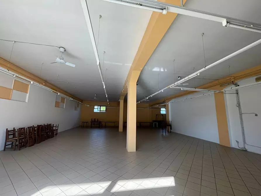 Immagine 5 di Locale commerciale in affitto  in contrada madonna del piano 46 a Morolo
