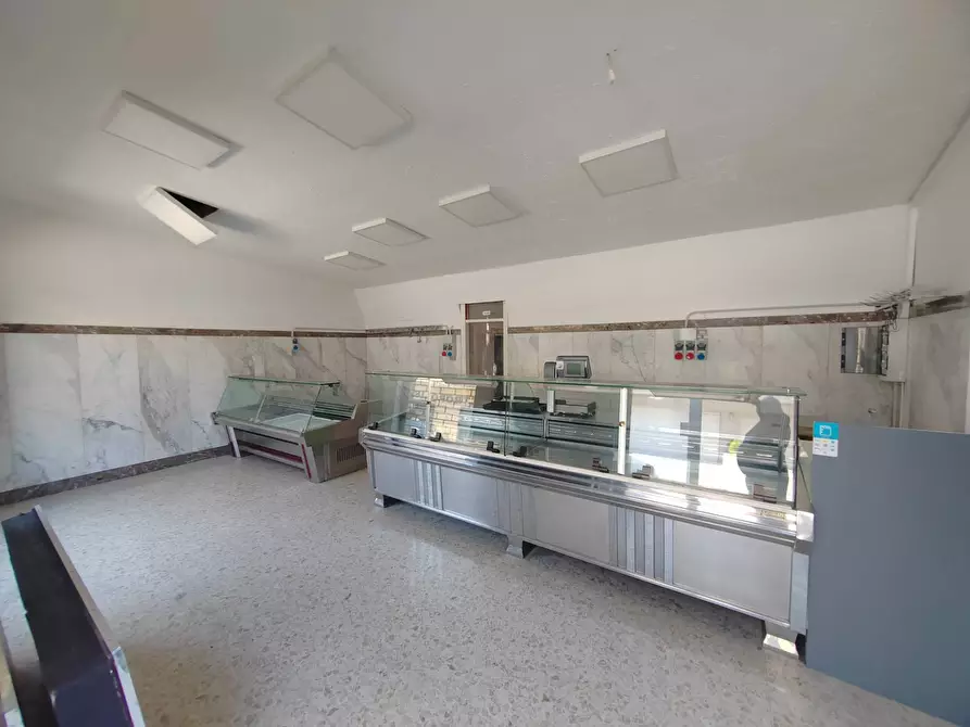 Immagine 1 di Locale commerciale in vendita  in Viale Della Libertà a Ceccano