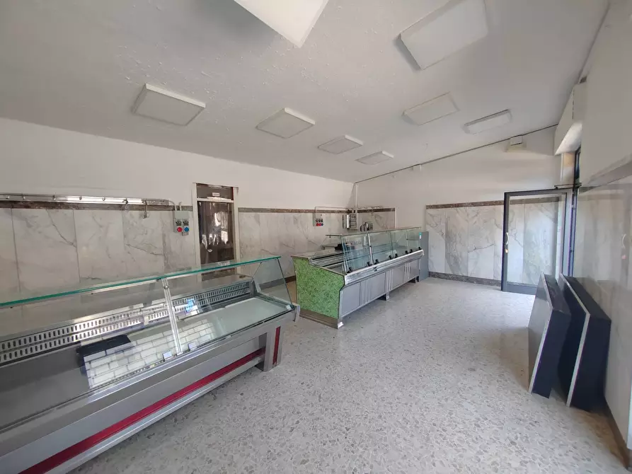 Immagine 2 di Locale commerciale in vendita  in Viale Della Libertà a Ceccano