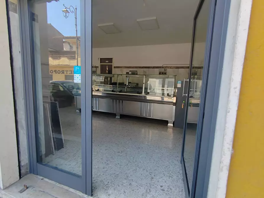 Immagine 9 di Locale commerciale in vendita  in Viale Della Libertà a Ceccano