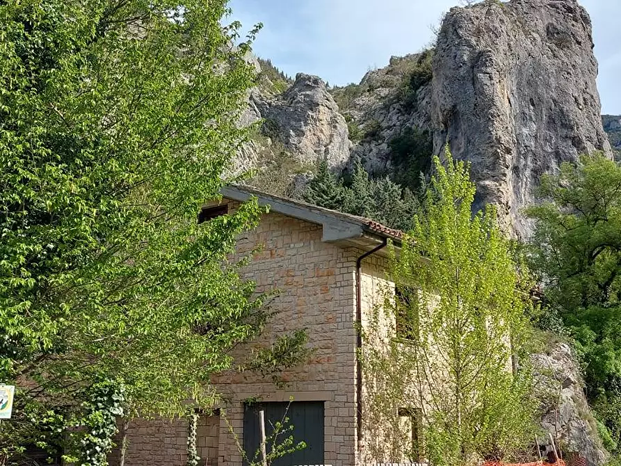 Immagine 1 di Villa in vendita  in via Flaminia 54 a Acqualagna