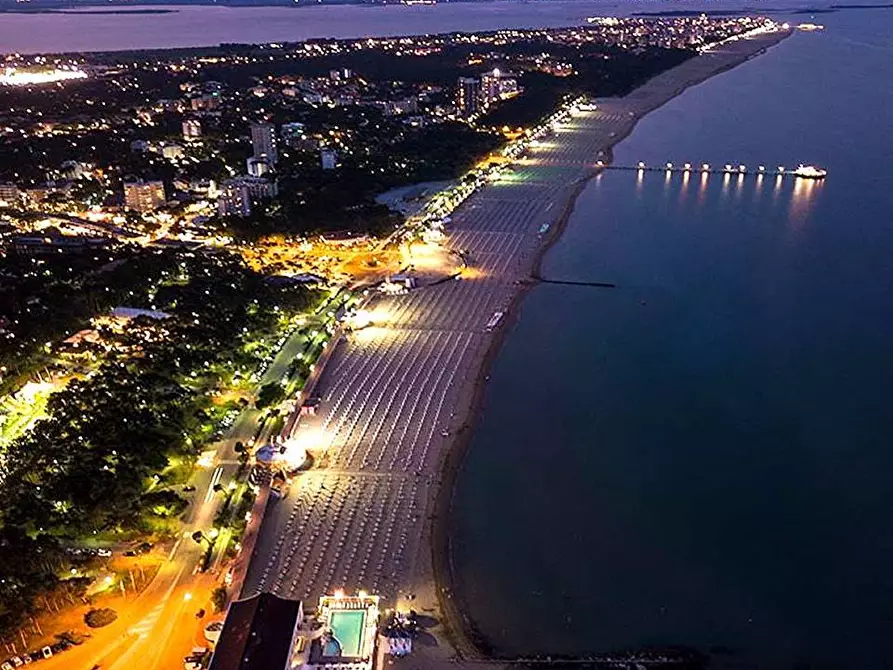 Immagine 2 di Attività commerciale in affitto  in Via lungomare a Lignano Sabbiadoro