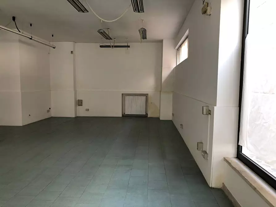 Immagine 7 di Locale commerciale   a Giulianova