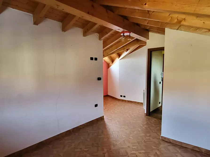 Immagine 17 di Villa in vendita  in Monte Grappa a Lonate Pozzolo