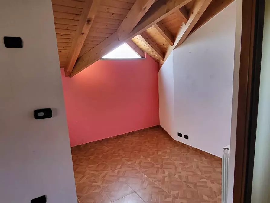 Immagine 18 di Villa in vendita  in Monte Grappa a Lonate Pozzolo