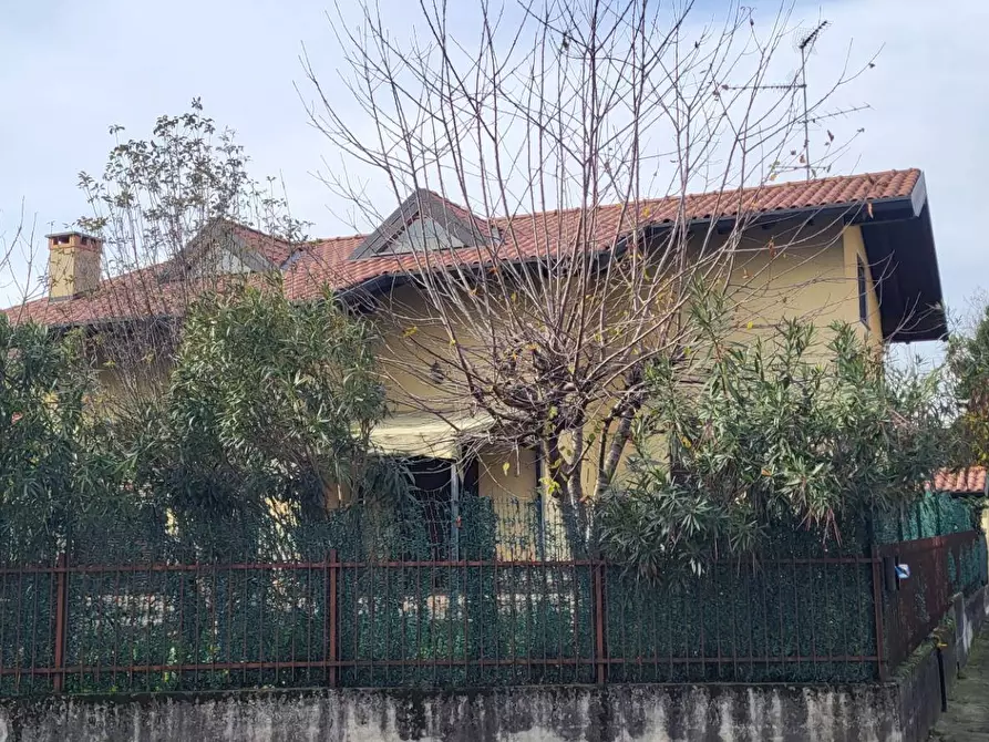 Immagine 5 di Villa in vendita  in Monte Grappa a Lonate Pozzolo
