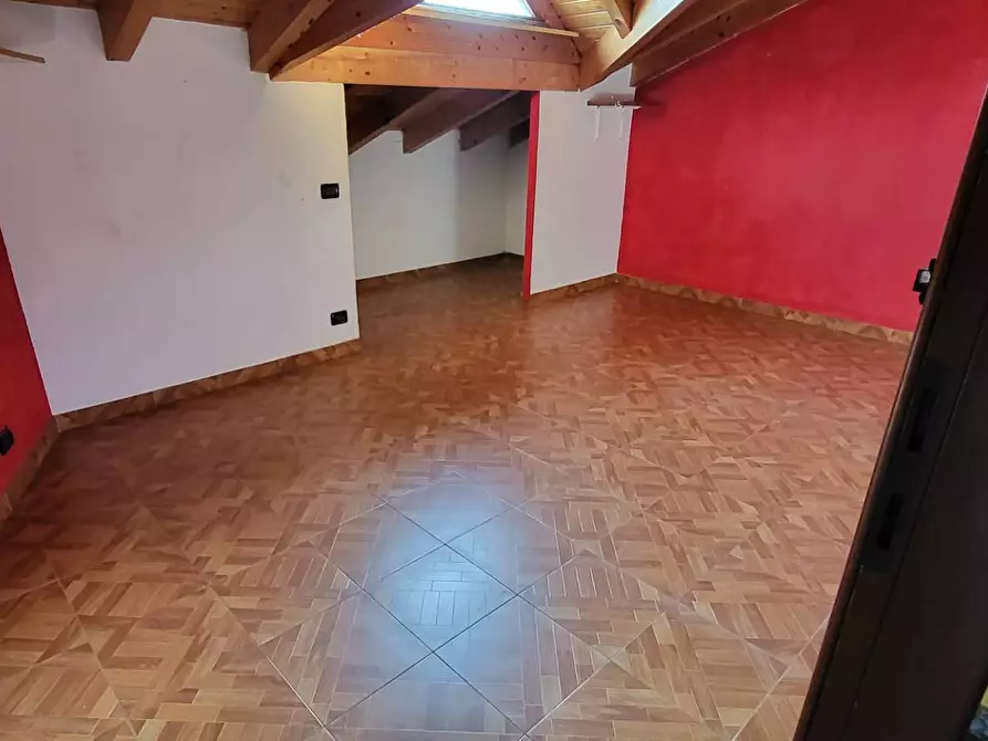 Immagine 19 di Villa in vendita  in Monte Grappa a Lonate Pozzolo