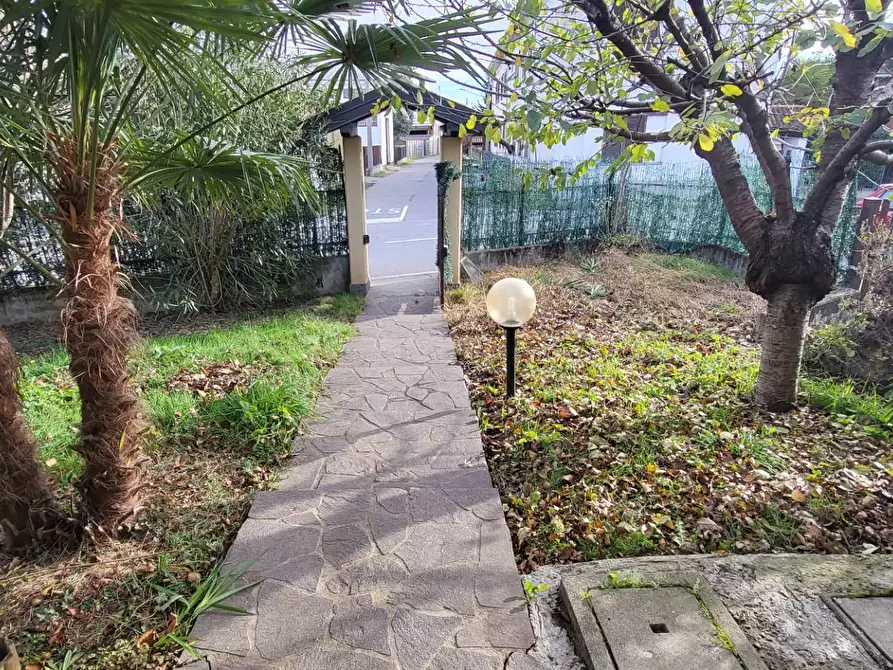 Immagine 35 di Villa in vendita  in Monte Grappa a Lonate Pozzolo