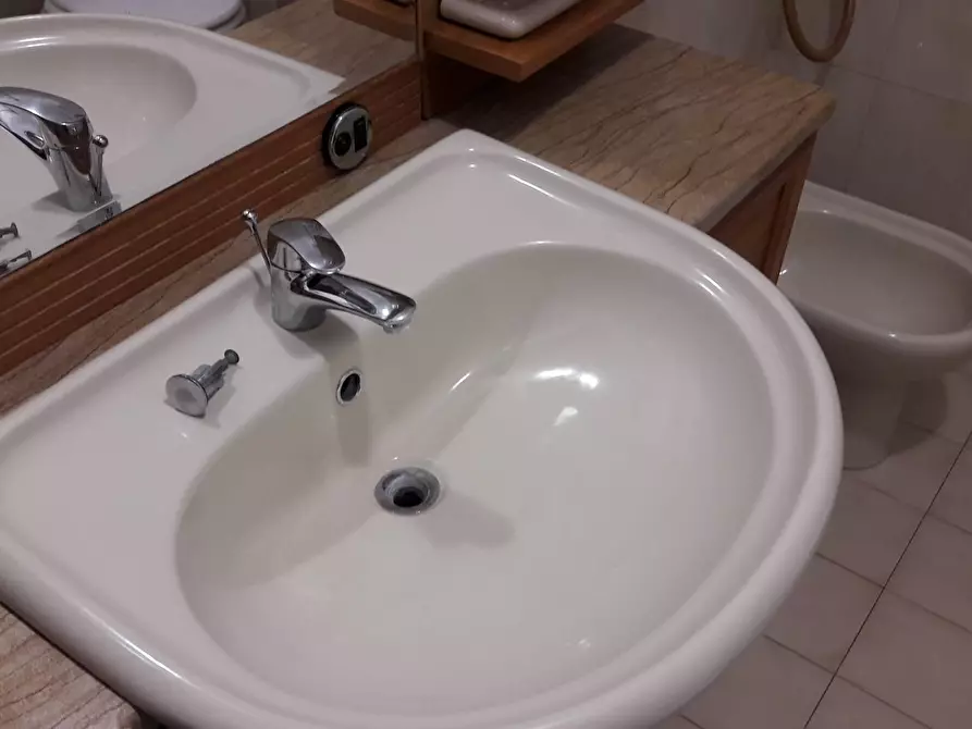 Immagine 12 di Appartamento in vendita  in via Volta a Agra