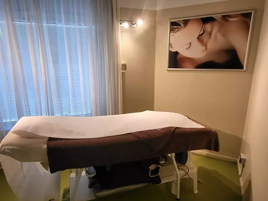 Immagine 12 di Negozio in vendita  in Roma a Gallarate