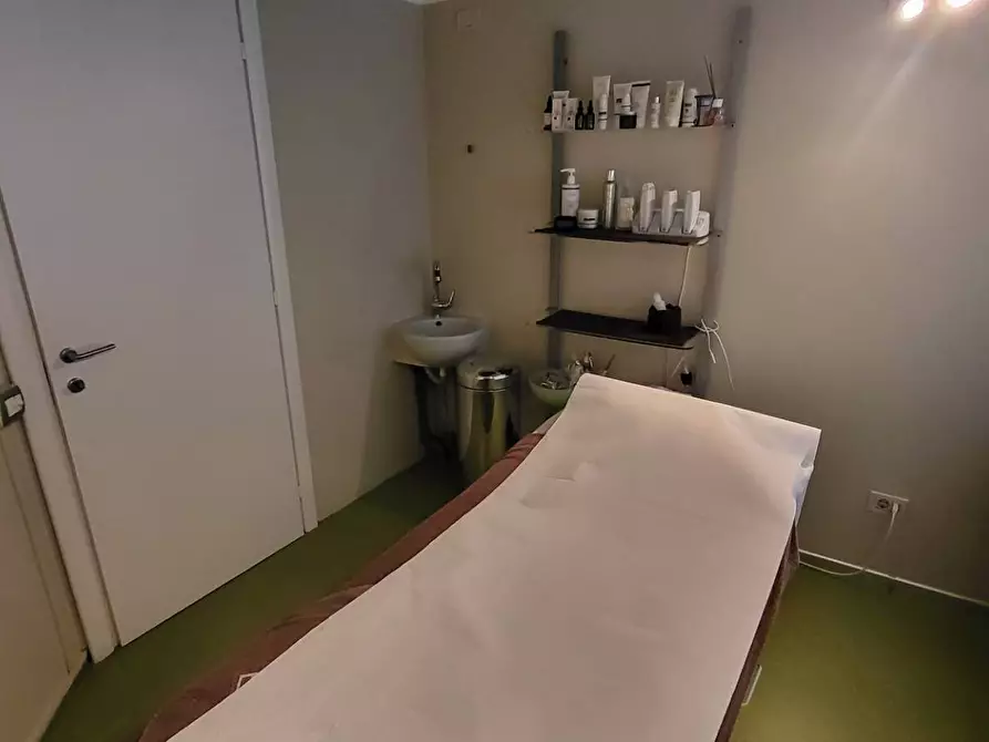 Immagine 13 di Negozio in vendita  in Roma a Gallarate