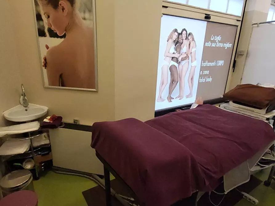 Immagine 14 di Negozio in vendita  in Roma a Gallarate