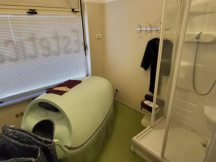 Immagine 15 di Negozio in vendita  in Roma a Gallarate