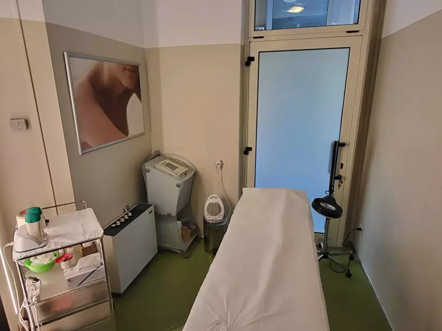 Immagine 17 di Negozio in vendita  in Roma a Gallarate