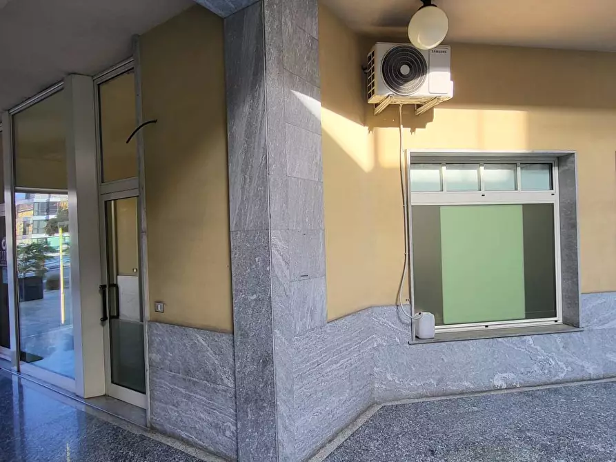 Immagine 4 di Negozio in vendita  in Roma a Gallarate