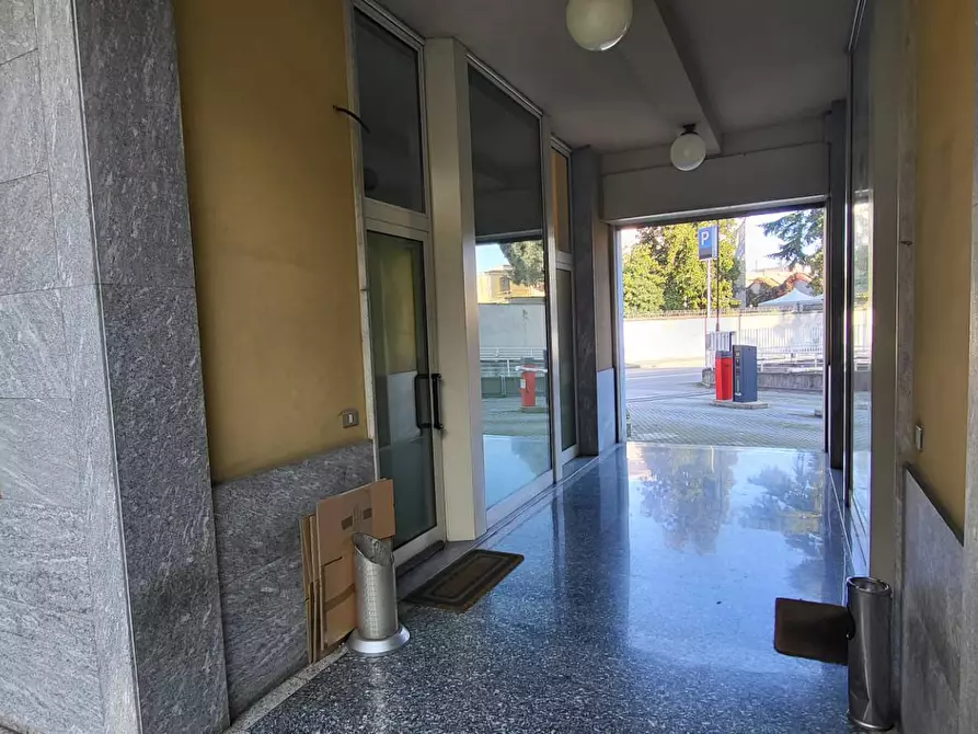 Immagine 19 di Negozio in vendita  in Roma a Gallarate