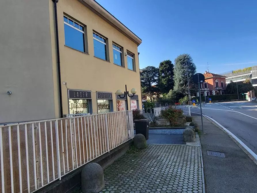 Immagine 21 di Negozio in vendita  in Roma a Gallarate