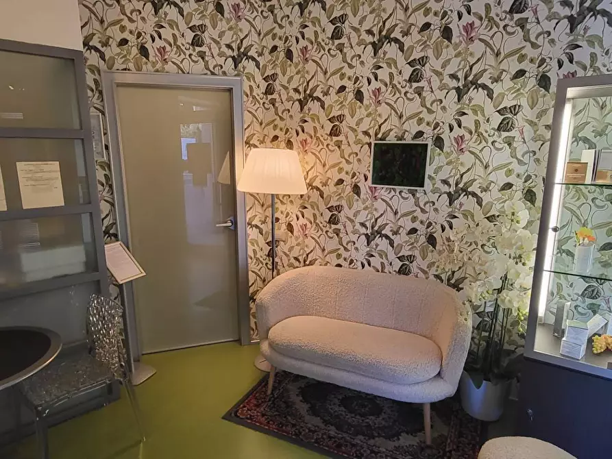 Immagine 8 di Negozio in vendita  in Roma a Gallarate