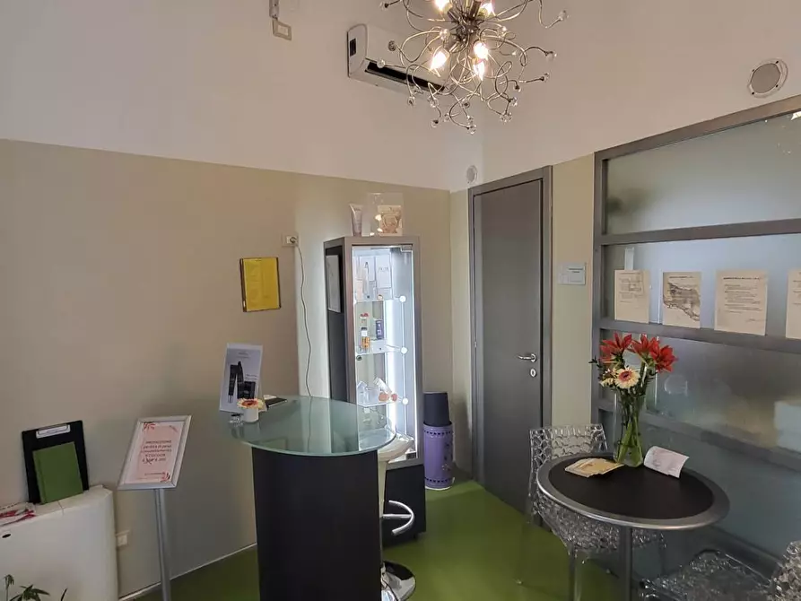 Immagine 9 di Negozio in vendita  in Roma a Gallarate