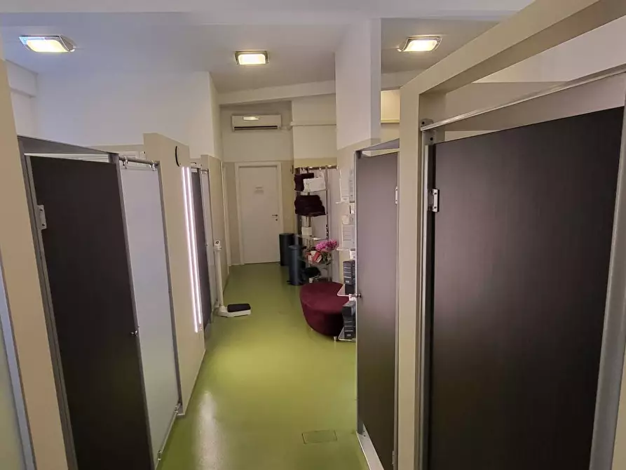 Immagine 11 di Negozio in vendita  in Roma a Gallarate
