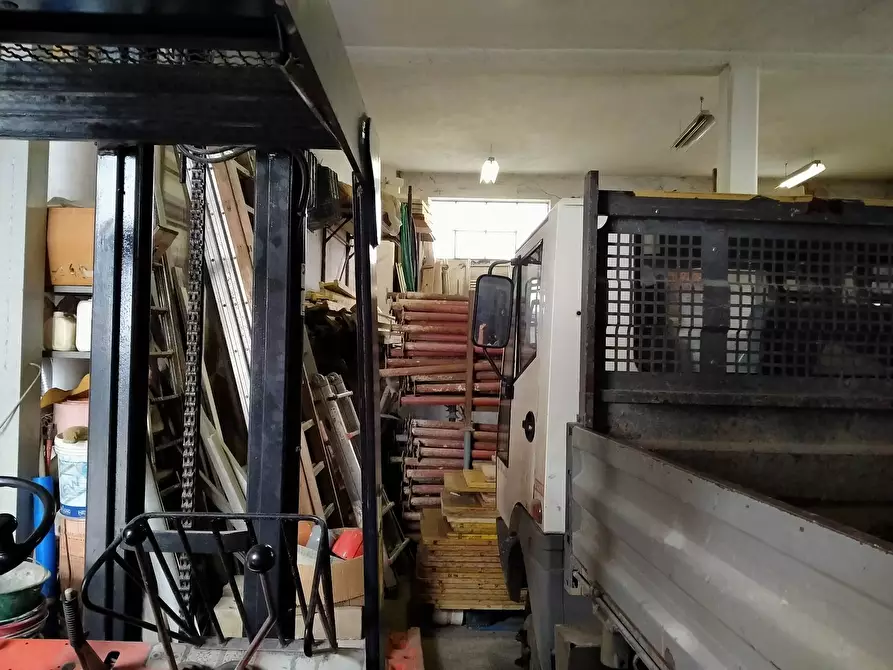 Immagine 15 di Locale commerciale in vendita  in uguaglianza 27 a Vergiate