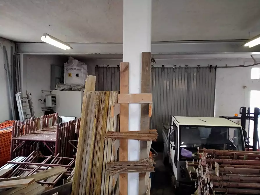 Immagine 17 di Locale commerciale in vendita  in uguaglianza 27 a Vergiate