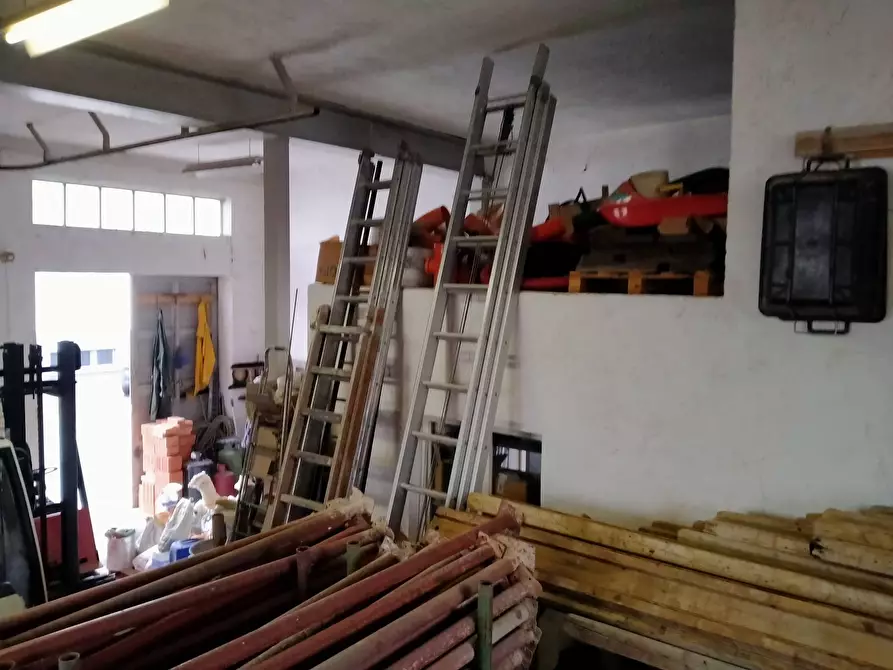 Immagine 22 di Locale commerciale in vendita  in uguaglianza 27 a Vergiate