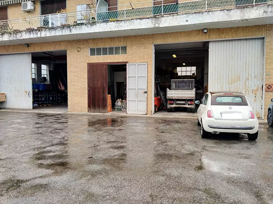 Immagine 1 di Locale commerciale in vendita  in uguaglianza 27 a Vergiate