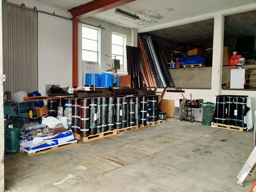 Immagine 4 di Locale commerciale in vendita  in uguaglianza 27 a Vergiate