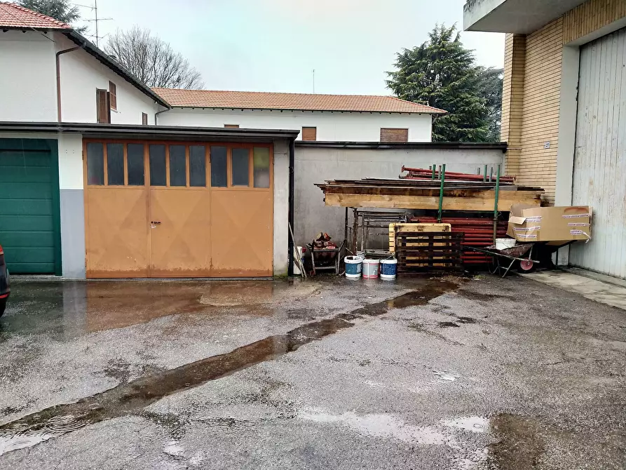 Immagine 26 di Locale commerciale in vendita  in uguaglianza 27 a Vergiate
