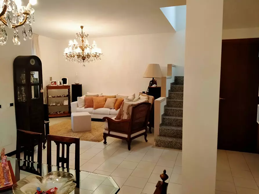 Immagine 21 di Villa in vendita  in via mayer 2 a Tradate