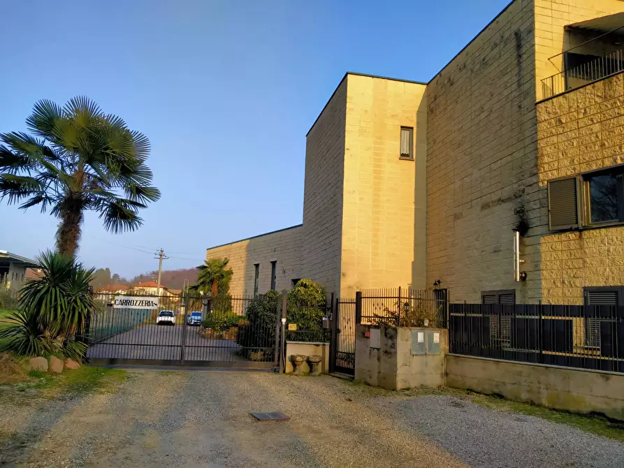 Immagine 1 di Locale commerciale in vendita  in via rossini 12 a Mornago