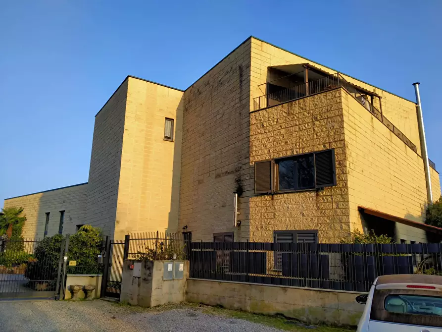 Immagine 2 di Locale commerciale in vendita  in via rossini 12 a Mornago