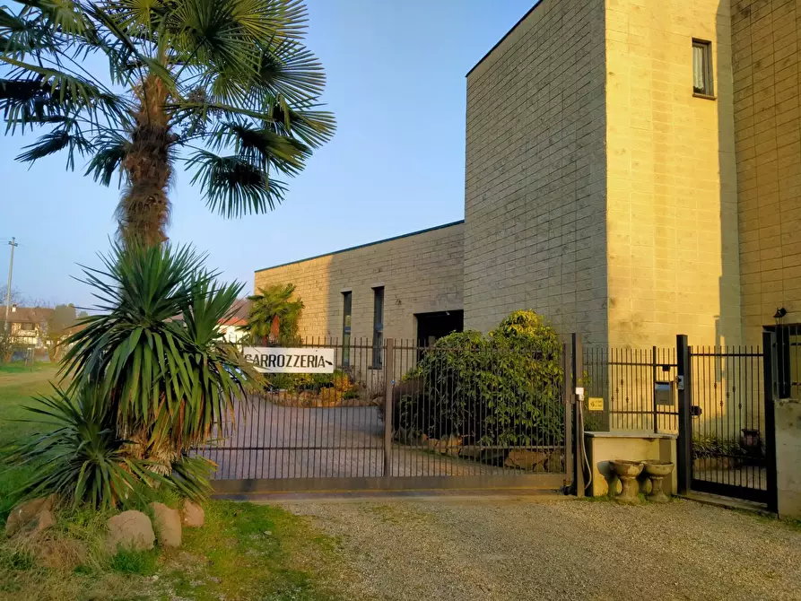 Immagine 4 di Locale commerciale in vendita  in via rossini 12 a Mornago