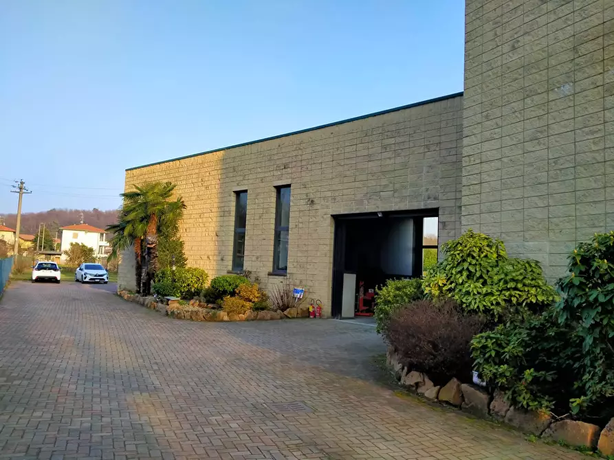 Immagine 5 di Locale commerciale in vendita  in via rossini 12 a Mornago