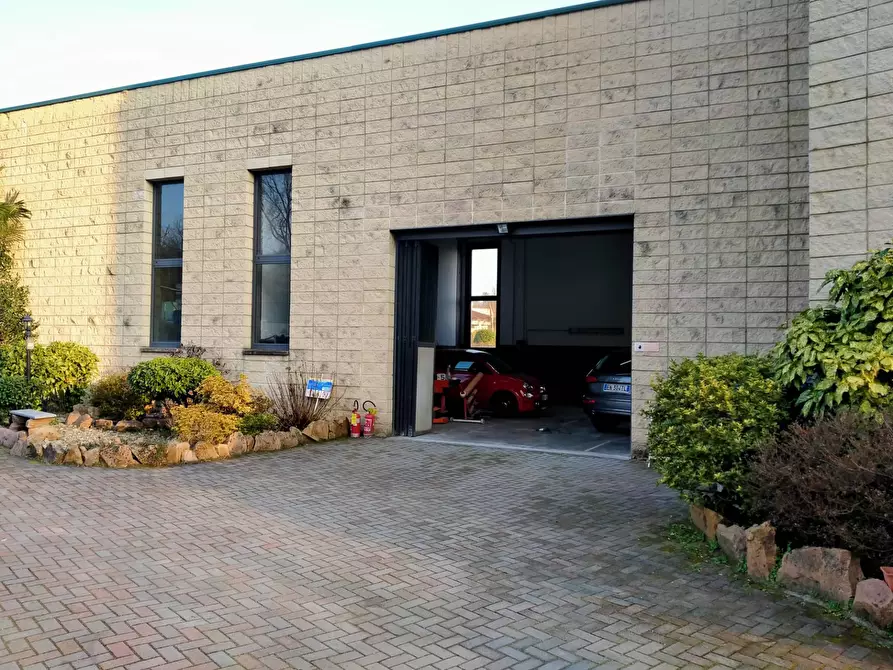 Immagine 6 di Locale commerciale in vendita  in via rossini 12 a Mornago