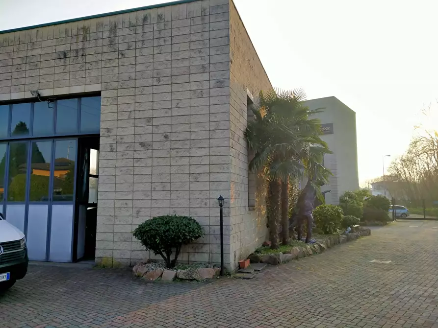 Immagine 8 di Locale commerciale in vendita  in via rossini 12 a Mornago