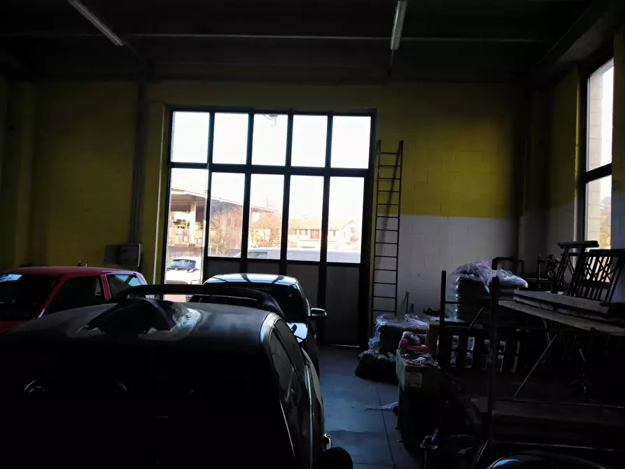 Immagine 10 di Locale commerciale in vendita  in via rossini 12 a Mornago