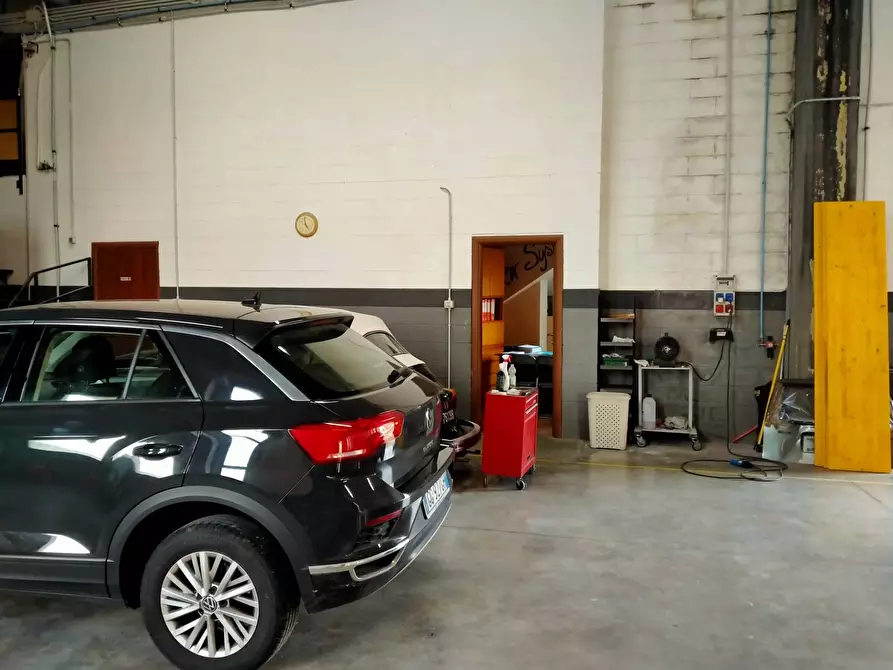 Immagine 12 di Locale commerciale in vendita  in via rossini 12 a Mornago